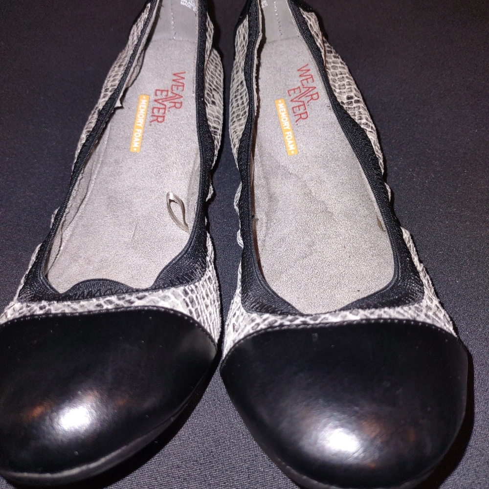 Faux snakeskin & black flats size 9